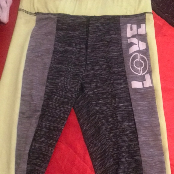 A sports outfit - Picture 3 of 4